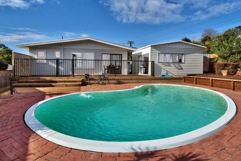 Photo of property in 2 Castleford Street, Green Bay, Auckland, 0604