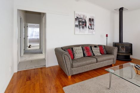 Photo of property in 2 Castleford Street, Green Bay, Auckland, 0604