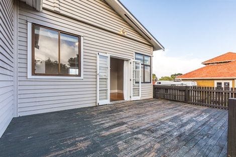 Photo of property in 19 Old Lake Road, Narrow Neck, Auckland, 0624