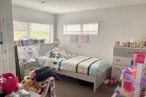 Photo of property in 18 Breenagh Place, Massey, Auckland, 0614