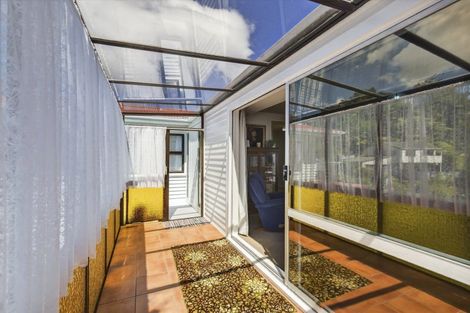 Photo of property in 32 Beaumont Crescent, Frankleigh Park, New Plymouth, 4310