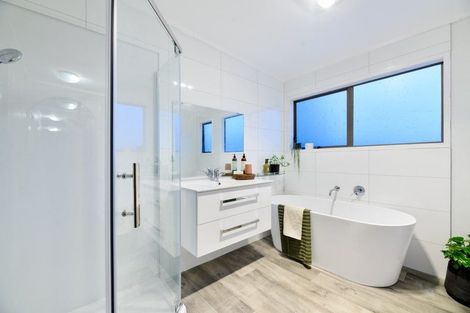 Photo of property in 5 Tatyana Place, Massey, Auckland, 0614