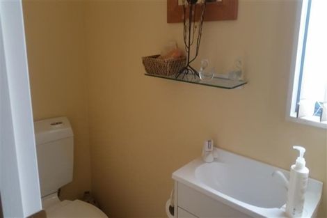 Photo of property in 25 Mallard Place, Unsworth Heights, Auckland, 0632