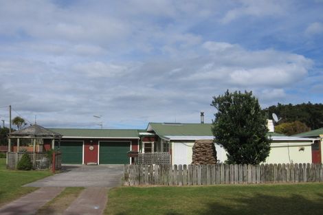 Photo of property in 2 Hennessy Street East, Foxton Beach, Foxton, 4815
