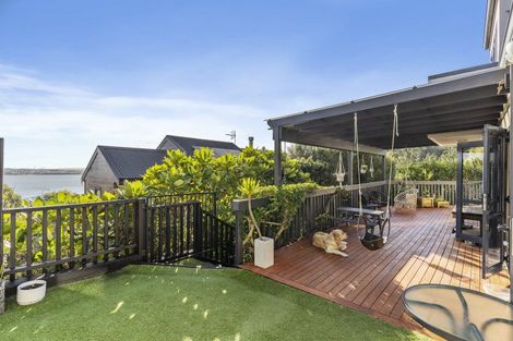 Photo of property in 2/79 Island Road, Beach Haven, Auckland, 0626