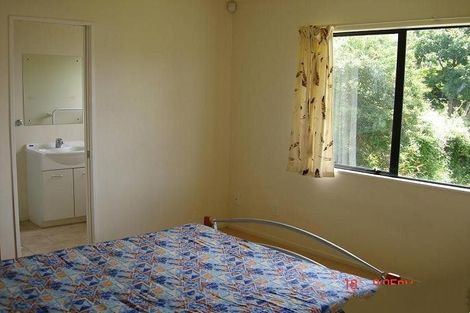 Photo of property in 21 Springside Place, New Lynn, Auckland, 0600