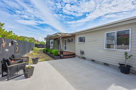 Photo of property in 21 Reeves Street, Waikanae Beach, Waikanae, 5036