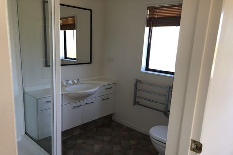 Photo of property in 32 Kilkenny Place, Fitzherbert, Palmerston North, 4410