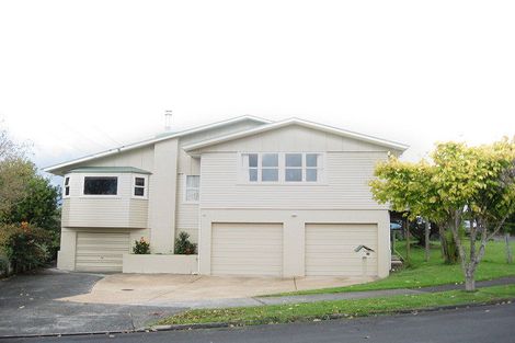 Photo of property in 22 Ussher Place, Pakuranga Heights, Auckland, 2010