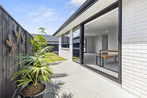 Photo of property in 4 Kriletich Drive, Kumeu, 0810