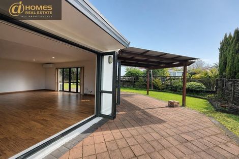 Photo of property in 5 Queen Natalie Place, Massey, Auckland, 0614