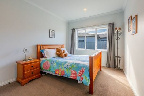 Photo of property in 32 Heynes Place, Clive, 4102