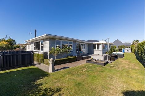 Photo of property in 2 Anzio Place, Awapuni, Palmerston North, 4412