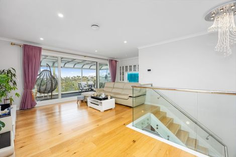 Photo of property in 25 Pupuke Road, Birkenhead, Auckland, 0627