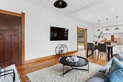 Photo of property in 11 Woodleigh Street, Frankleigh Park, New Plymouth, 4310