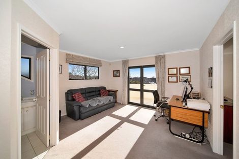 Photo of property in 12 Taylor Place, Merrilands, New Plymouth, 4312