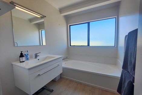 Photo of property in 83a Main Road, Titahi Bay, Porirua, 5022