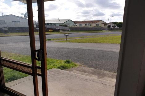 Photo of property in 17a Edgewater Parade, Waiuku, 2123