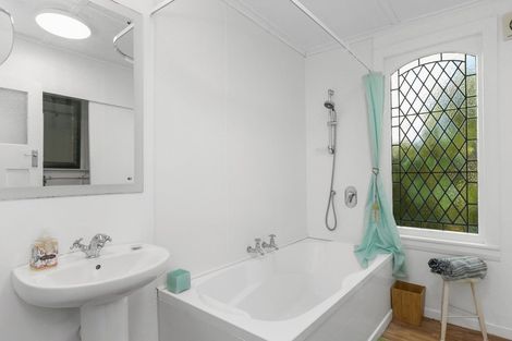 Photo of property in 27 Marine Parade, Macandrew Bay, Dunedin, 9014