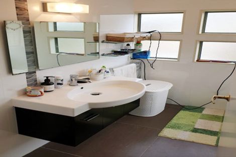 Photo of property in 15 Cayman Place, Unsworth Heights, Auckland, 0632