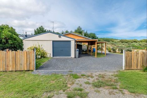 Photo of property in 2 Barclay Grove, Hokio Beach, Levin, 5571