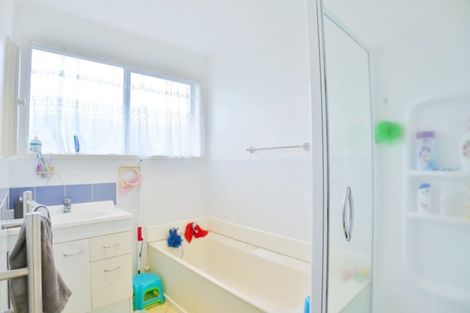 Photo of property in 12 Claverdon Drive, Massey, Auckland, 0614