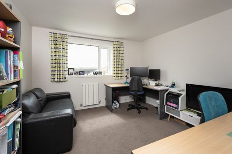 Photo of property in 21 Cheyne Walk, Newlands, Wellington, 6037