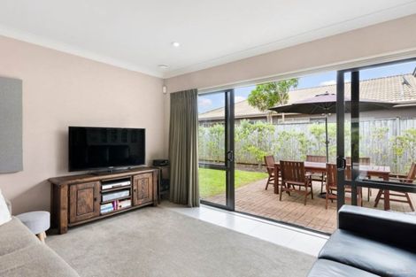Photo of property in 52 Stranraer Crescent, Wattle Downs, Auckland, 2103