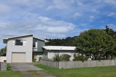 Photo of property in 4 Hennessy Street West, Foxton Beach, Foxton, 4815