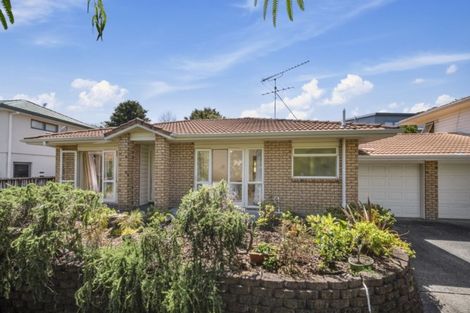 Photo of property in 8 Margaret Henry Crescent, Oteha, Auckland, 0632