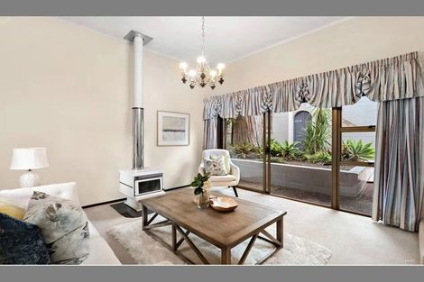 Photo of property in 16 Cobblestone Lane, Hillcrest, Auckland, 0627