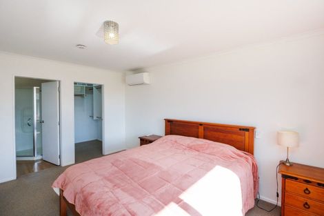 Photo of property in 15 Orlando Way, Kelvin Grove, Palmerston North, 4414
