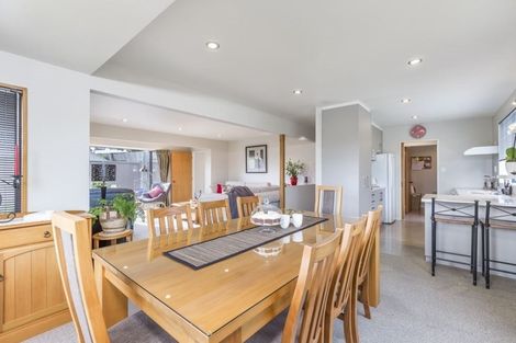 Photo of property in 33 Mandeville Place, Unsworth Heights, Auckland, 0632