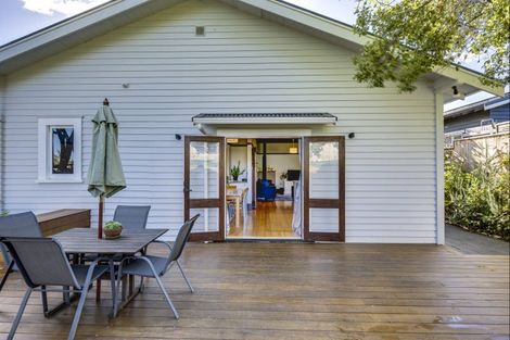 Photo of property in 82 Napier Terrace, Hospital Hill, Napier, 4110