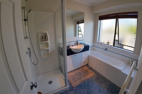 Photo of property in 5 Waimanu Bay Drive, Te Atatu Peninsula, Auckland, 0610