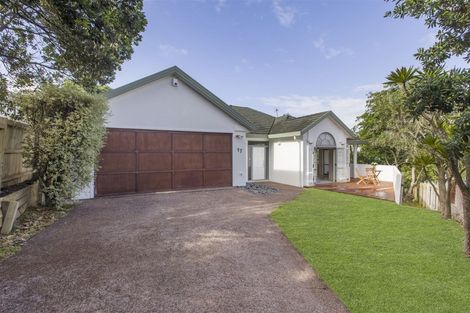 Photo of property in 17 Mandeville Place, Unsworth Heights, Auckland, 0632