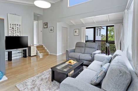 Photo of property in 30 Mannering Place, Hillcrest, Auckland, 0627