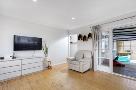 Photo of property in 1/25 Fairclough Road, Beach Haven, Auckland, 0626