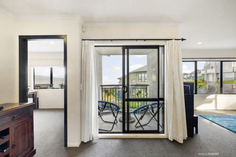 Photo of property in 39 Dress Circle, Newlands, Wellington, 6037