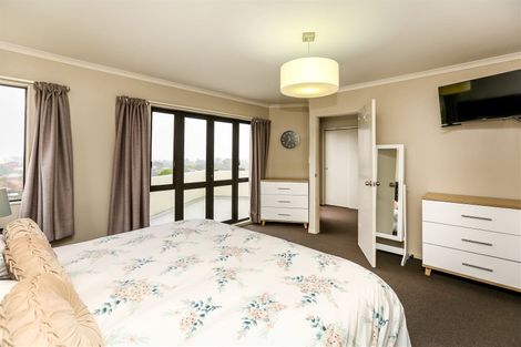 Photo of property in 25 Veale Road, Frankleigh Park, New Plymouth, 4310