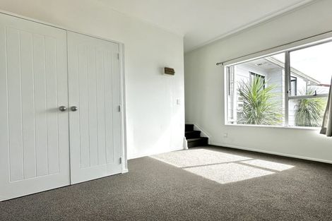 Photo of property in 2/44 Darren Crescent, Half Moon Bay, Auckland, 2012