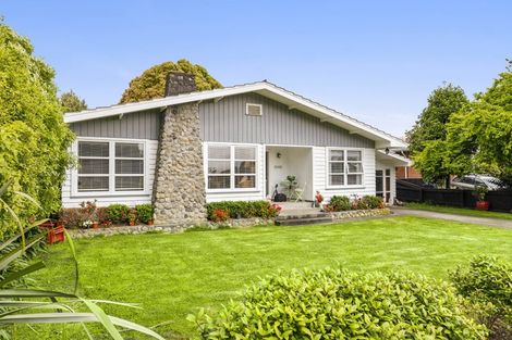 Photo of property in 15 Walton Avenue, Waikanae, 5036