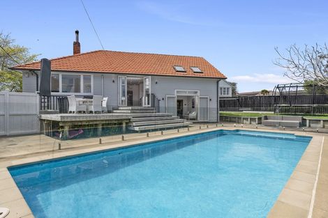 Photo of property in 14 Fraser Road, Narrow Neck, Auckland, 0624