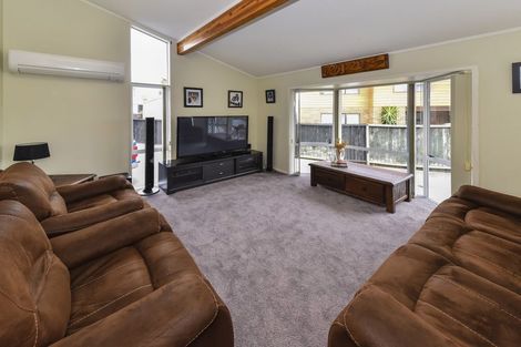 Photo of property in 30 Hadley Wood Drive, Wattle Downs, Auckland, 2103