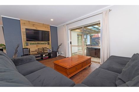 Photo of property in 3 Neta Grove, Henderson, Auckland, 0612