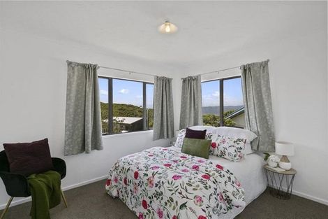 Photo of property in 11 Fernhaven Grove, Newlands, Wellington, 6037