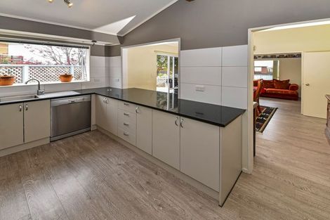 Photo of property in 30 Hadley Wood Drive, Wattle Downs, Auckland, 2103