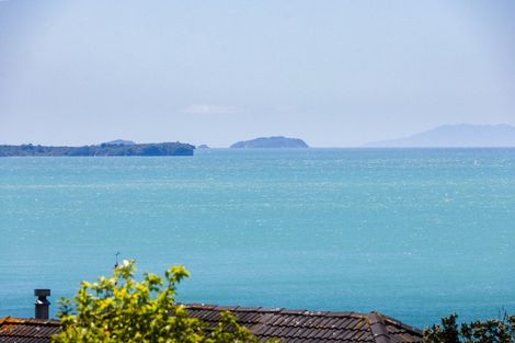 Photo of property in 2/7 Pounamu Place, Shelly Park, Auckland, 2014