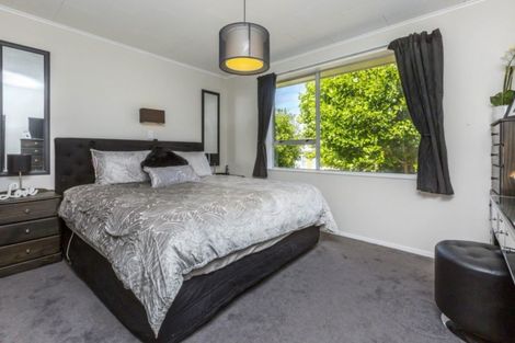 Photo of property in 16 Omaha Grove, Totara Park, Upper Hutt, 5018