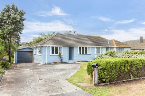 Photo of property in 15 Kapiti Crescent, Titahi Bay, Porirua, 5022